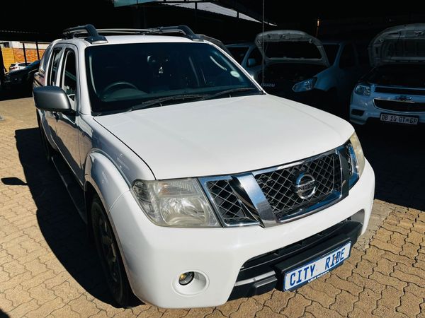 2013-Nissan-Navara-25-dCi-XE-Double-Cab image:1