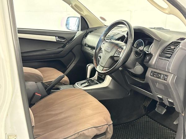 2020-Isuzu-D-Max-300-LX-Auto-Double-Cab image:9