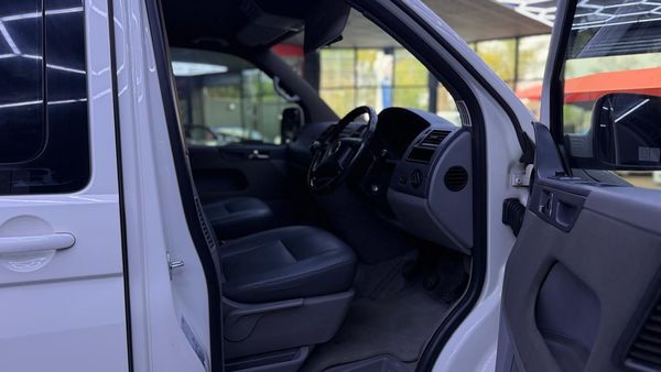 2005-Volkswagen-Caravelle-T5-25-TDI-4Motion-128kW image:9