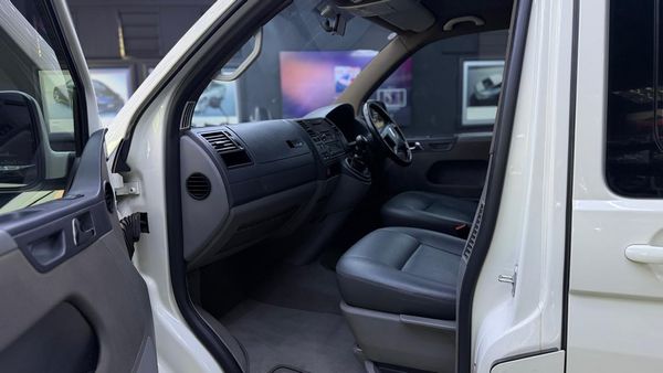 2005-Volkswagen-Caravelle-T5-25-TDI-4Motion-128kW image:12
