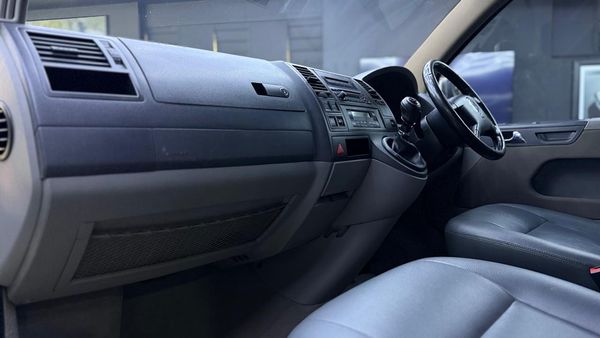 2005-Volkswagen-Caravelle-T5-25-TDI-4Motion-128kW image:13