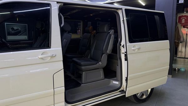2005-Volkswagen-Caravelle-T5-25-TDI-4Motion-128kW image:16