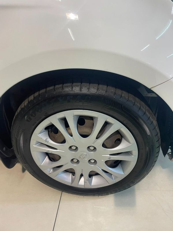 2012-Hyundai-i20-14 image:13