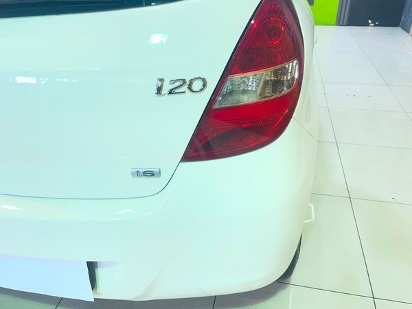 2012-Hyundai-i20-14 image:21