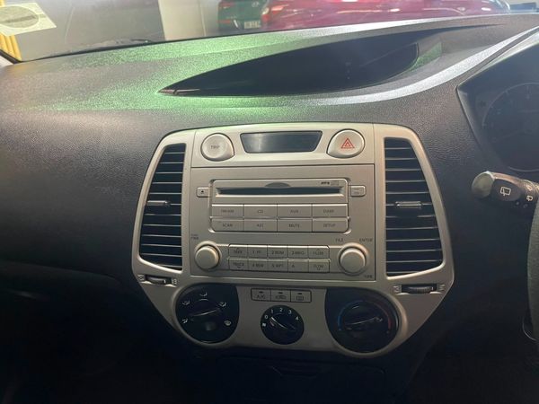 2012-Hyundai-i20-14 image:23