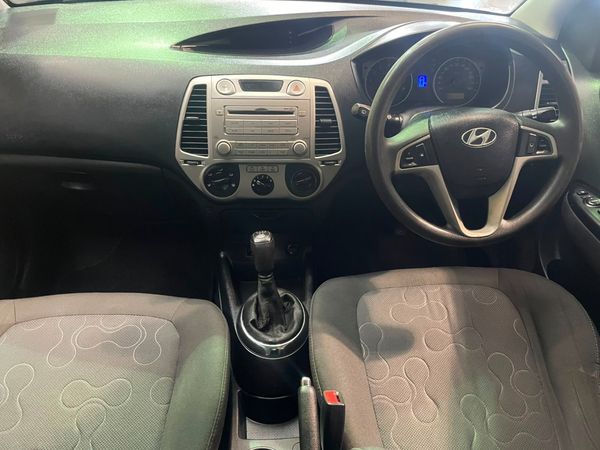 2012-Hyundai-i20-14 image:24