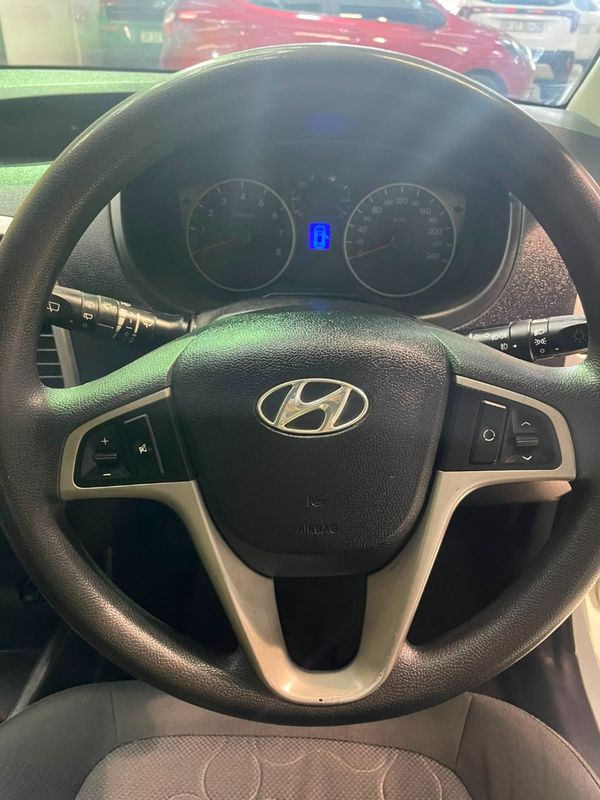 2012-Hyundai-i20-14 image:25