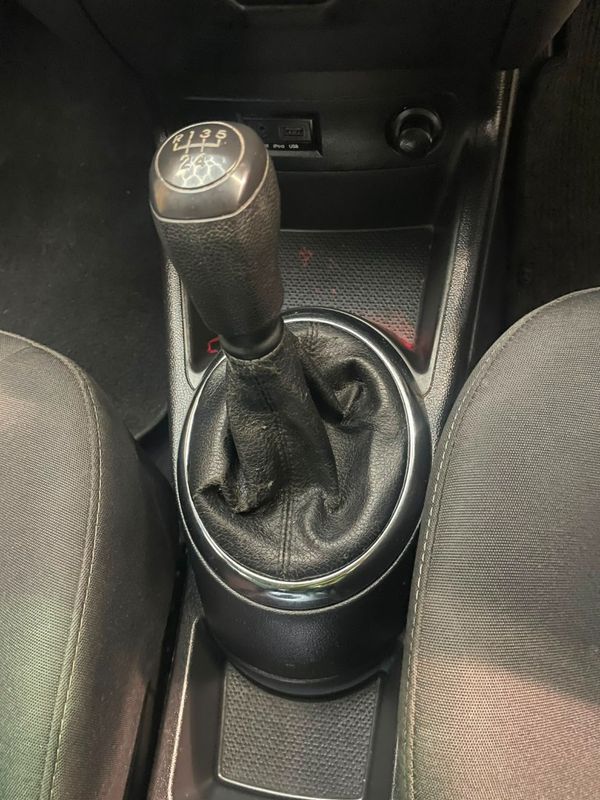 2012-Hyundai-i20-14 image:26