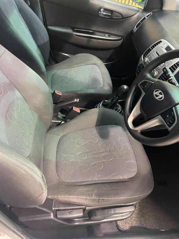 2012-Hyundai-i20-14 image:27