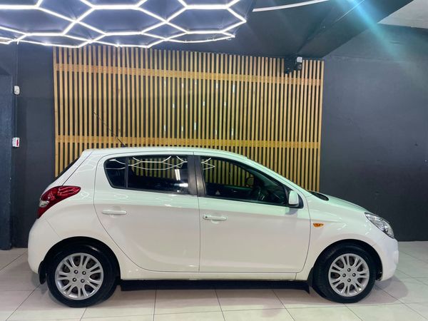 2012-Hyundai-i20-14 image:2