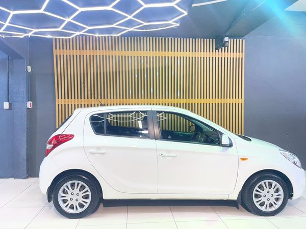 2012-Hyundai-i20-14 image:3