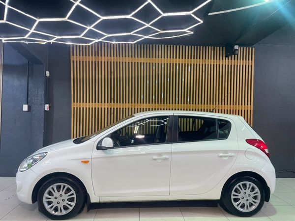 2012-Hyundai-i20-14 image:5
