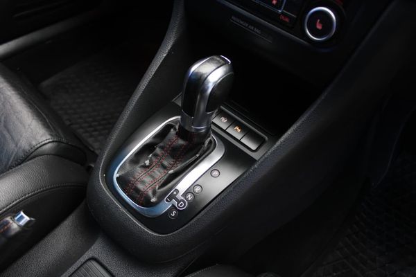 2012-Volkswagen-Golf-VI-GTI-20-TSI-Auto image:17