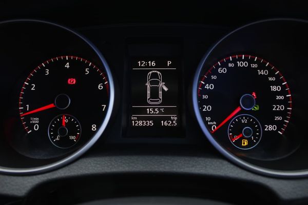 2012-Volkswagen-Golf-VI-GTI-20-TSI-Auto image:20