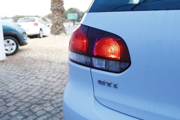 2012-Volkswagen-Golf-VI-GTI-20-TSI-Auto image:8