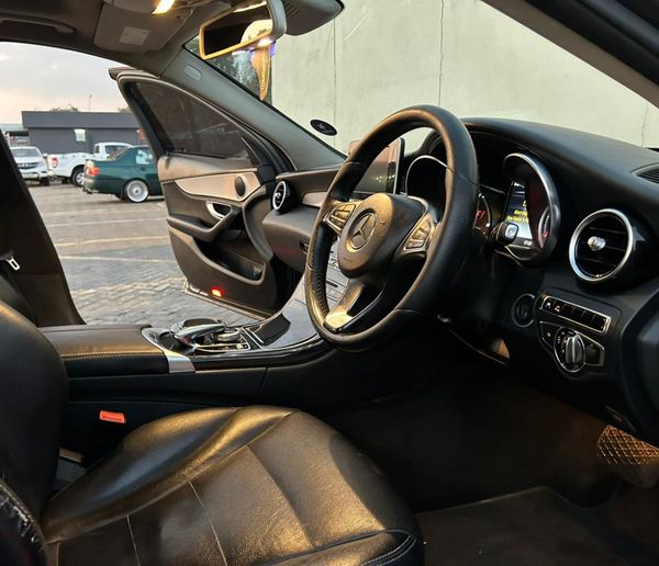 2015-Mercedes-Benz-C-Class-C-220-Bluetec-Exclusive-Auto image:10