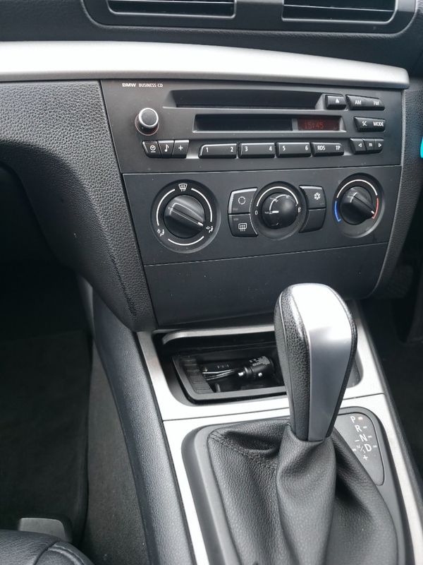 2011-BMW-1-Series-118i-5-dr-Urban image:12