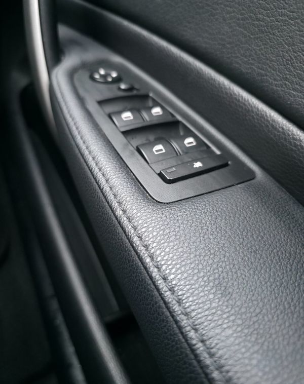2011-BMW-1-Series-118i-5-dr-Urban image:15