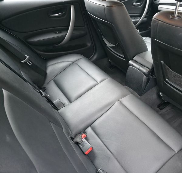2011-BMW-1-Series-118i-5-dr-Urban image:17