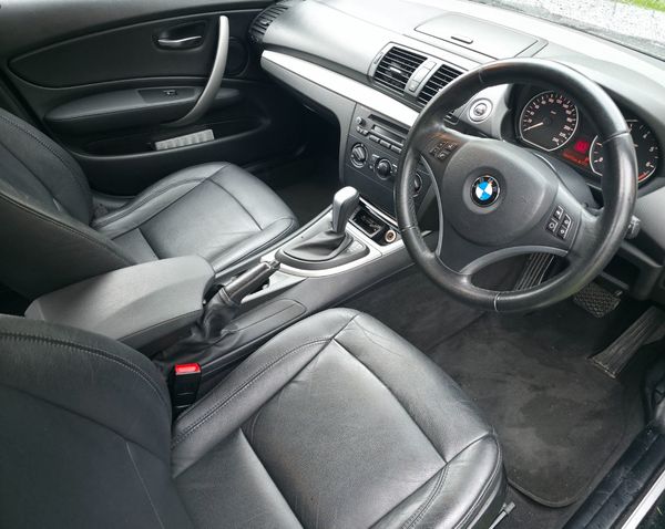 2011-BMW-1-Series-118i-5-dr-Urban image:5