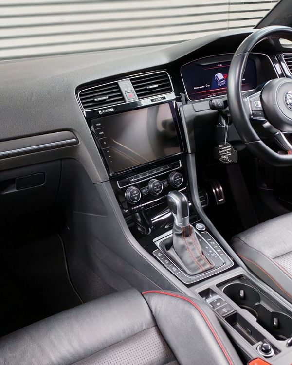 2020-Volkswagen-Golf-VII-GTI-20-TSI-Auto image:10
