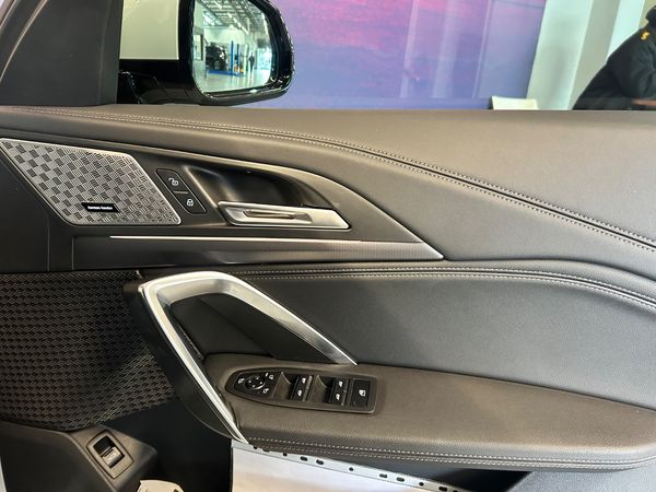2024-BMW-iX1-xDrive-30-M-Sport image:14