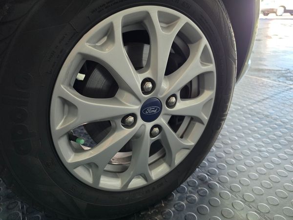 2015-Ford-Figo-2015-Ford-Figo-14-Trend-5dr image:14