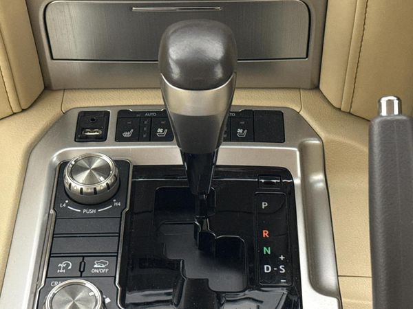2017-Toyota-Land-Cruiser-200-45-D-V8-VX-Auto image:10