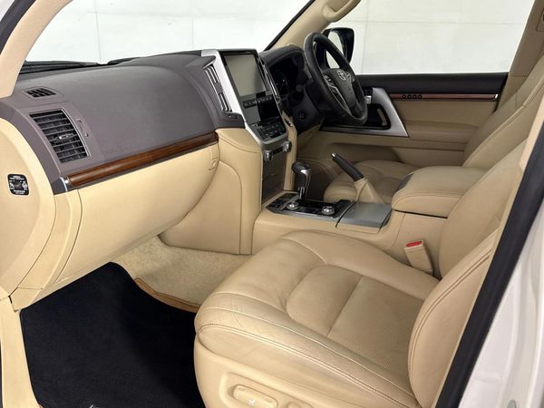2017-Toyota-Land-Cruiser-200-45-D-V8-VX-Auto image:8