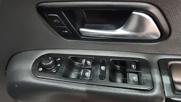 2014-Volkswagen-Amarok-20-BiTDI-Highline-132kW-Double-Cab image:10