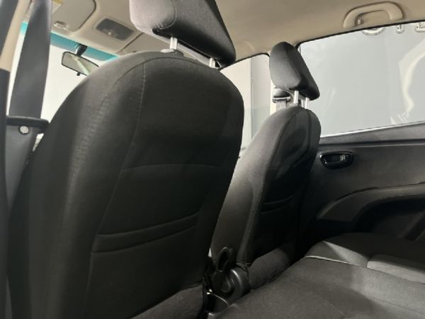2013-Hyundai-i10-125-GLS-Fluid image:8