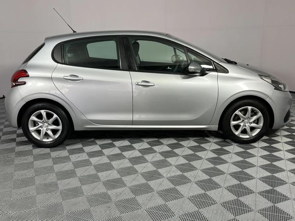 2017-Peugeot-208-12-PureTech-Active-5-dr image:17