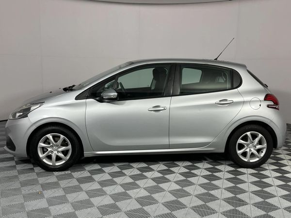 2017-Peugeot-208-12-PureTech-Active-5-dr image:19