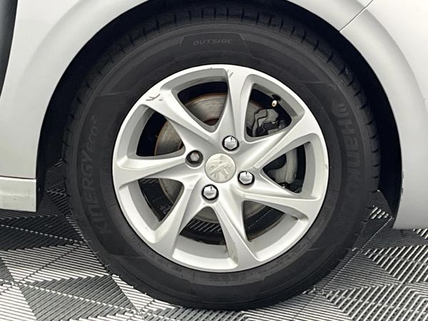 2017-Peugeot-208-12-PureTech-Active-5-dr image:5