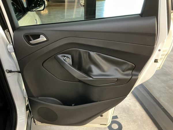 2015-Ford-Kuga-15-EcoBoost-Ambiente image:11