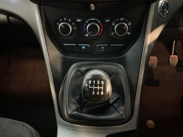 2015-Ford-Kuga-15-EcoBoost-Ambiente image:18