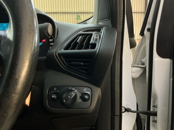 2015-Ford-Kuga-15-EcoBoost-Ambiente image:20