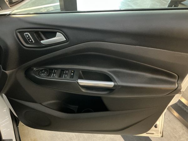 2015-Ford-Kuga-15-EcoBoost-Ambiente image:22