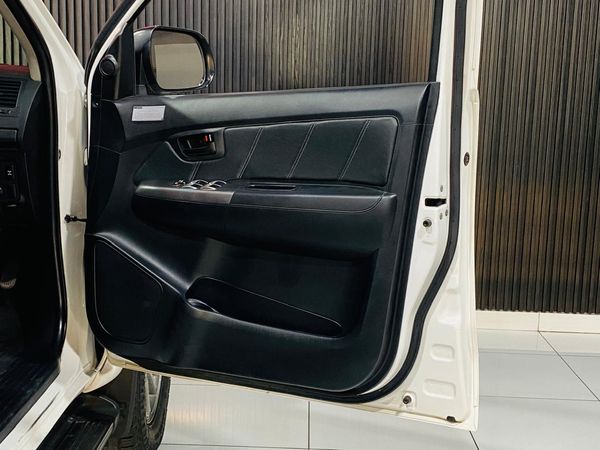 2015-Toyota-Hilux-30-D-4D-Legend-45-Raised-Body-Double-Cab-Manual image:8