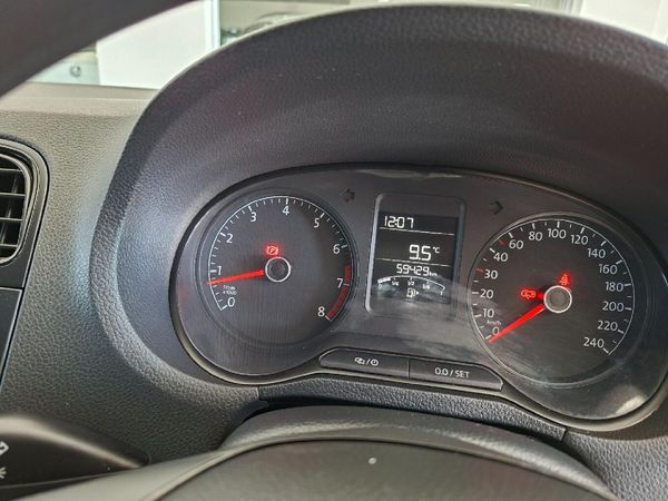 2022-Volkswagen-Polo-Vivo-14-Comfortline-5-dr image:12