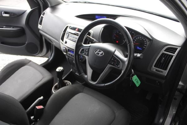 2014-Hyundai-i20-14D-Glide image:10