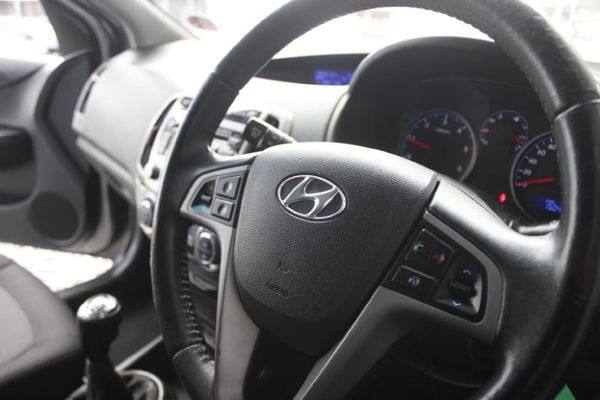 2014-Hyundai-i20-14D-Glide image:11