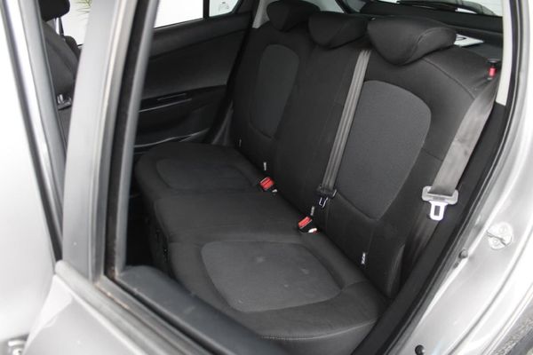 2014-Hyundai-i20-14D-Glide image:15