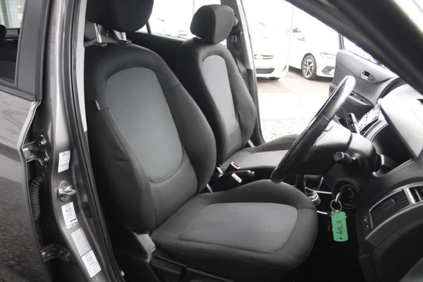 2014-Hyundai-i20-14D-Glide image:16