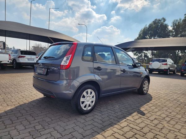 2015-Ford-Figo-14-Ambiente image:5