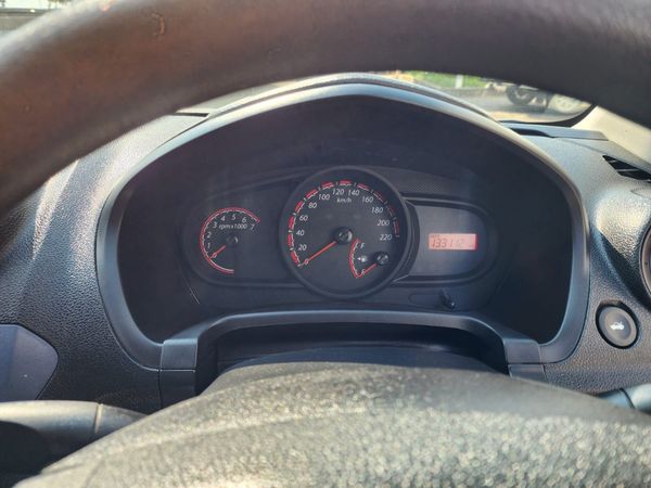 2015-Ford-Figo-14-Ambiente image:6