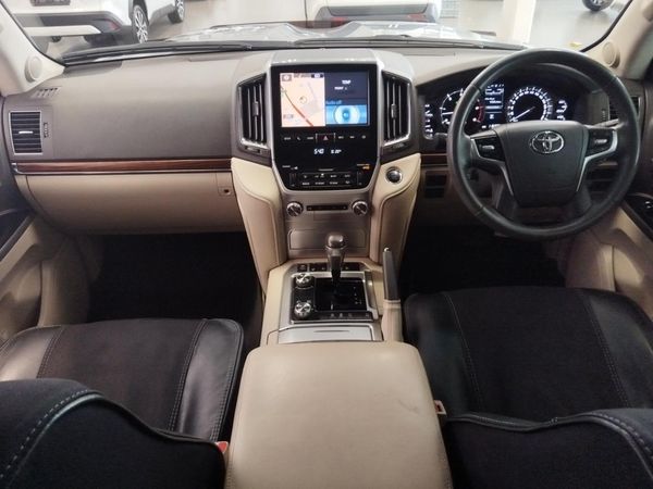 2018-Toyota-Land-Cruiser-200-45-D-V8-VX-R-Auto image:7