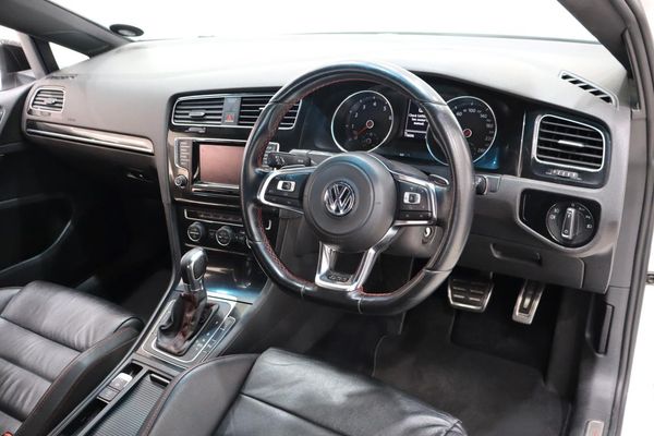 2014-Volkswagen-Golf-VII-GTI-20-TSI-Auto image:11