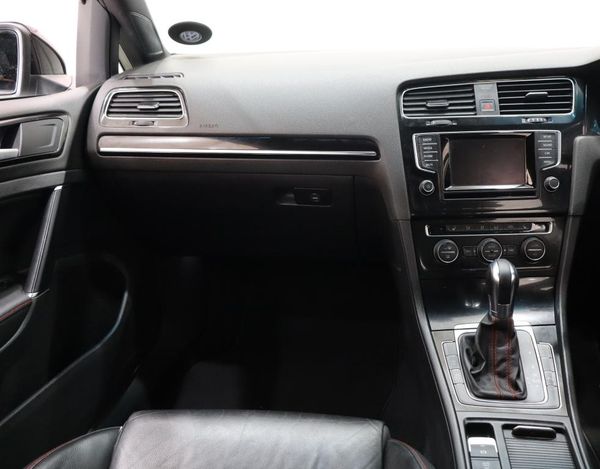 2014-Volkswagen-Golf-VII-GTI-20-TSI-Auto image:12