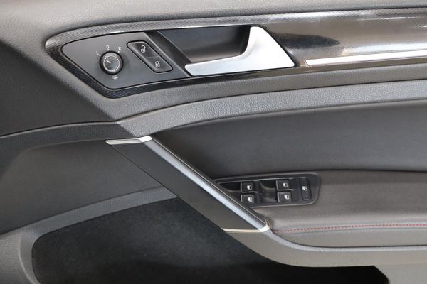 2014-Volkswagen-Golf-VII-GTI-20-TSI-Auto image:17